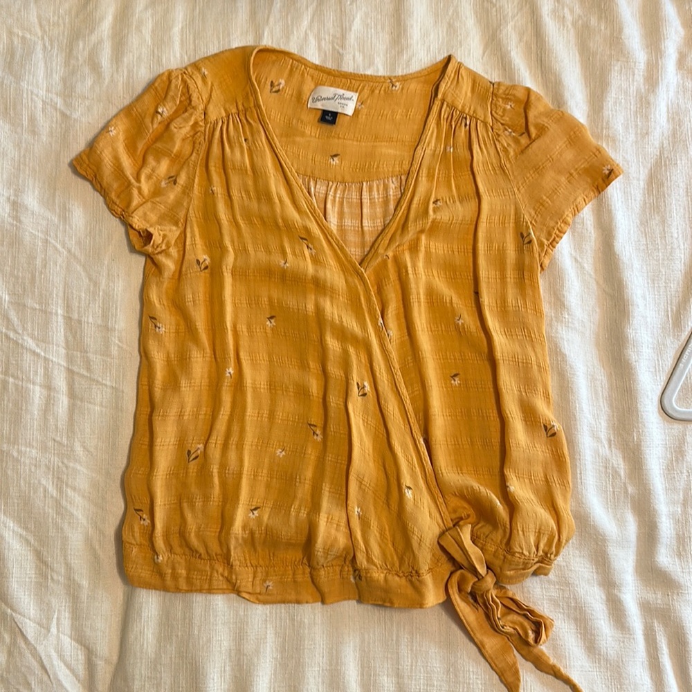 Universal Threads small gold floral wrap blouse with two buttons and tie
